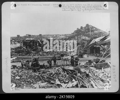 Questo mucchio di rovine è tutto ciò che rimane della fabbrica Matford a Strasburgo dopo un bombardamento di due minuti da parte di 53 heavies dell'esercito degli Stati Uniti 8th Air Force. L'attacco ha fermato una produzione mensile di 200 a 300 motori aerei tedeschi. Foto Stock