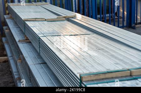 Profili metallici impilati su pallet. Prodotti metallici e industria metallurgica. Foto Stock