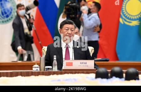 Samarcanda, Uzbekistan. 16th Set, 2022. Il presidente cinese Xi Jinping partecipa al vertice dei leader dell'Organizzazione per la cooperazione di Shanghai (SCO) a Samarcanda, Uzbekistan, venerdì 16 settembre 2022. Foto di Kyrgyzstan Presidenza Ufficio/UPI Credit: UPI/Alamy Live News Foto Stock