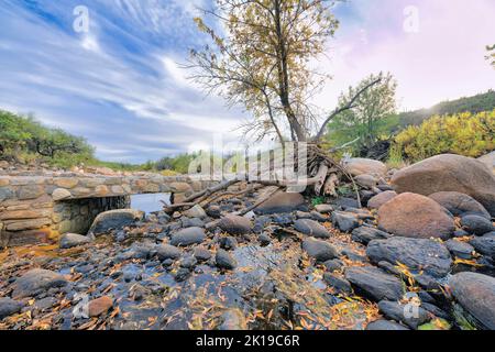 Paesaggio naturale panoramico con cielo blu nuvoloso al Sabino Canyon state Park Foto Stock