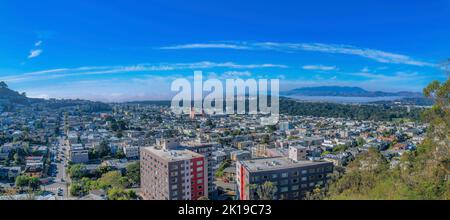 Vista aerea panoramica del centro di San Francisco contro il cielo blu in una giornata di sole Foto Stock