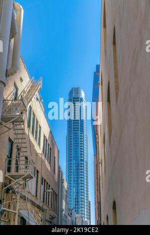 Moderni edifici di appartamenti e grattacieli contro il cielo blu in una giornata di sole Foto Stock
