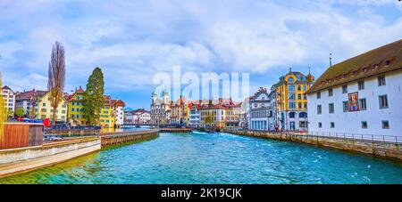 Lucerna medievale con la diga dell'ago e le case storiche sulle rive del fiume Reuss, Svizzera Foto Stock