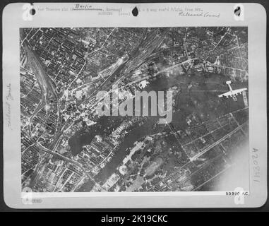 Uno dei liberatori consolidati B-24 degli Stati Uniti 8th AF ruggisce sul quartiere Friedrichsfelde del centro di Berlino il 21 giugno 44, quando scoppia un'esplosione iniziale sui cantieri di marshalling ferroviario lì. Gruppo bombardamento. Foto Stock