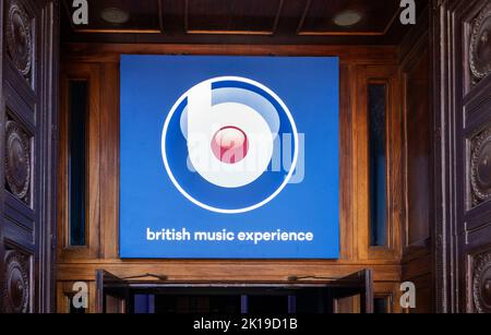 Firmare sopra l'entrata alla British Music Experience nel Cunard Building, Pier Head, Liverpool Foto Stock