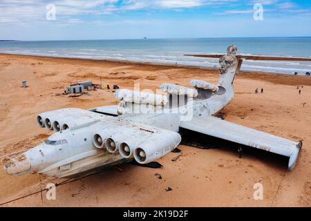 Abbandonato sovietico classe Lun ekranoplan sulla costa del Mar Caspio, vista aerea. Foto Stock