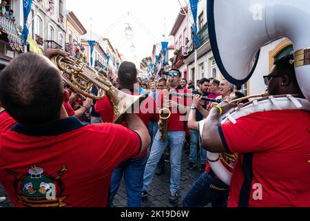 Una band scalda il pubblico sulla Rua da se durante il festival Sanjoaninas, 23 giugno 2022 ad Angra do Heroísmo, Isola di Terceira, Azzorre, Portogallo. Il festival segna il giorno di San Giovanni ed è celebrato con parate, corride e attività culturali. Foto Stock