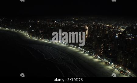 Veduta aerea del mare Balneario Camboriu paesaggio urbano, grattacieli illuminati e oceano con spiaggia di sabbia di notte Foto Stock