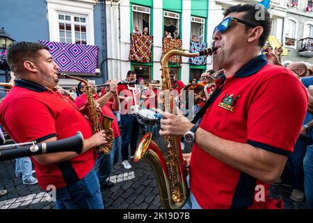 Una band scalda il pubblico sulla Rua da se durante il festival Sanjoaninas, 23 giugno 2022 ad Angra do Heroísmo, Isola di Terceira, Azzorre, Portogallo. Il festival segna il giorno di San Giovanni ed è celebrato con parate, corride e attività culturali. Foto Stock