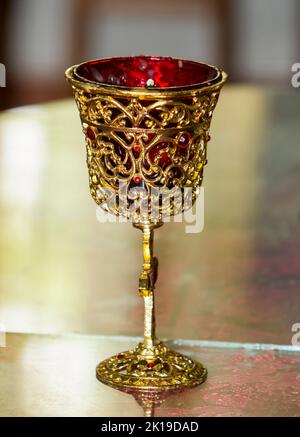 Calice d'oro per la cerimonia nuziale Foto Stock