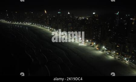 Veduta aerea del mare Balneario Camboriu paesaggio urbano, grattacieli illuminati e oceano con spiaggia di sabbia di notte Foto Stock