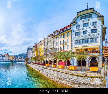 LUCERNA, SVIZZERA - 30 MARZO 2022: Panorama del lungomare di Unter der Egg con magnifici edifici decorati, il 30 marzo a Lucerna, Svizzera Foto Stock