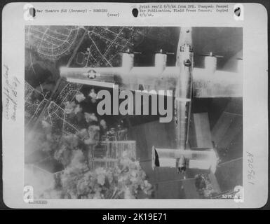 Un liberatore consolidato B-24 dell'AAF 15th esce dall'obiettivo dopo aver lasciato cadere il suo carico di bombe nella fabbrica di aeromobili Neaubing, vicino a Monaco, in Germania, il 19 luglio 1944, durante i pesanti attacchi di bomber contro obiettivi nella zona di Monaco. Un bene Foto Stock