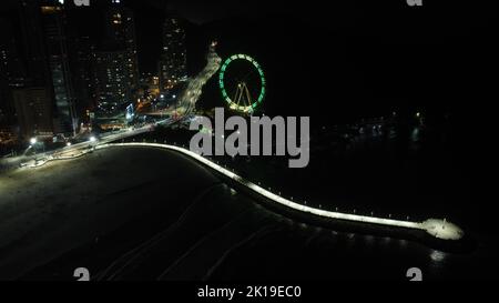 Una vista aerea del mare Balneario Camboriu paesaggio urbano e ruota panoramica illuminata di notte Foto Stock