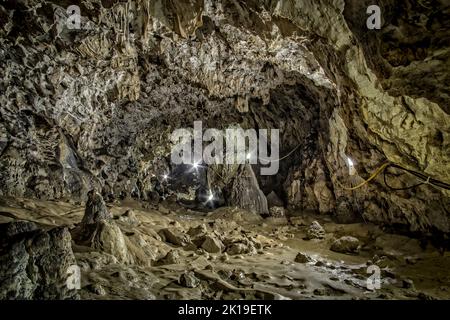 Interno della grotta di Polovragi, Romania. La grotta di Polovragi è la più grande della contea di Gorj. Foto Stock