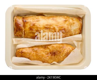 Strudel al forno con ripieno di mela in una padella rettangolare isolata su sfondo bianco, vista dall'alto Foto Stock