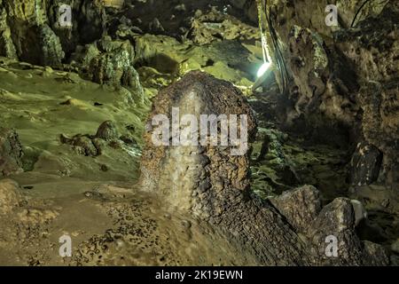 Interno della grotta di Polovragi, Romania. La grotta di Polovragi è la più grande della contea di Gorj. Foto Stock