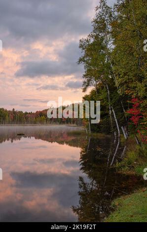 Le coste del lago Council nella foresta nazionale di Hiawatha mostrano un colore autunnale crescente a Sunriase, nella contea di Alger, Michigan Foto Stock