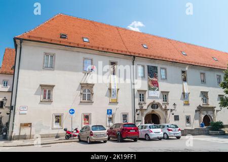 Zagabria, Croazia - 2 giugno 2022: Ingresso principale della Galleria Klovicevi Dvori nello storico quartiere Gradec di Zagabria. Foto Stock