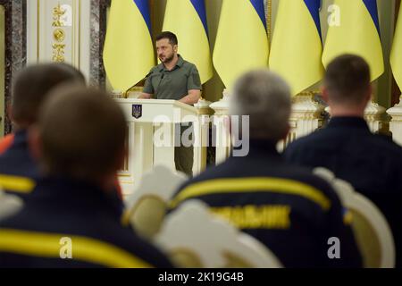 Kiev, Ucraina. 16th Set, 2022. Il presidente ucraino Volodymyr Zelenskyy, celebra la cerimonia di premiazione del Servizio di emergenza statale e presenta i premi Hero Rescuer of the Year al Palazzo Mariinskyi, 16 settembre 2022 a Kyiv Ucraina. Credit: Ufficio stampa presidenziale Ucraina/Presidenza Ucraina/Alamy Live News Foto Stock