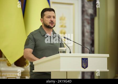 Kiev, Ucraina. 16th Set, 2022. Il presidente ucraino Volodymyr Zelenskyy, celebra la cerimonia di premiazione del Servizio di emergenza statale e presenta i premi Hero Rescuer of the Year al Palazzo Mariinskyi, 16 settembre 2022 a Kyiv Ucraina. Credit: Ufficio stampa presidenziale Ucraina/Presidenza Ucraina/Alamy Live News Foto Stock