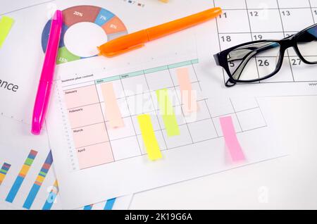 Contesto aziendale. Analisi finanziaria, contabilità, statistiche, investimenti, analisi delle vendite. Set di lavoro per l'analisi delle statistiche. Grafici e grafici wi Foto Stock