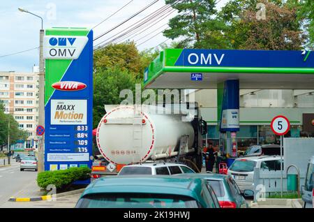 Bucarest, Romania - 16 settembre 2022: Una stazione di servizio OMV a Bucarest. Serbatoio diesel presso la stazione di servizio. Foto editoriale - immagine stock Foto Stock