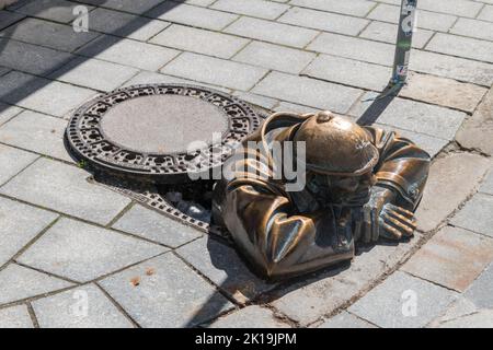 Bratislava, Slovacchia - 31 maggio 2022: Scultura in bronzo chiamata Cumil, uomo al lavoro. Foto Stock