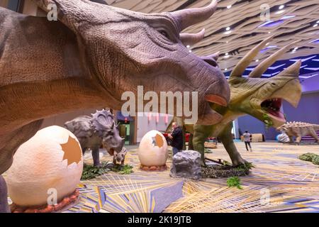 Detroit, Michigan, Stati Uniti. 15th Set, 2022. I lavoratori di Ultimate Fun Productions preparano i dinosauri ad essere esposti durante il Detroit Auto Show. Credit: Jim West/Alamy Live News Foto Stock