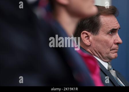 Washington DC, Stati Uniti. 16th Set, 2022. Il portavoce del Consiglio di sicurezza Nazionale John Kirby ascolta durante il briefing quotidiano alla stampa nella stanza di James Brady alla Casa Bianca il 16 settembre 2022. Credito: Oliver Contreras/Pool tramite CNP/dpa/Alamy Live News Foto Stock