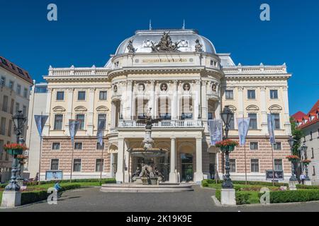 Bratislava, Slovacchia - 31 maggio 2022: Il vecchio edificio del Teatro Nazionale Slovacco. Foto Stock