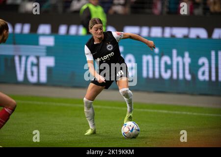 Francoforte sul meno, Germania. 16th Set, 2022. Francoforte sul meno, Germania, 16th 2022 settembre Verena Hanshaw (18 Francoforte) in azione durante la PARTITA DI FLYERALARM Frauen-Bundesliga tra Eintracht Francoforte e il Bayern Monaco al Deutsche Bank Park di Francoforte sul meno, Germania Dan o' Connor (Dan o' Connor/SPP) Credit: SPP Sport Press Photo. /Alamy Live News Foto Stock