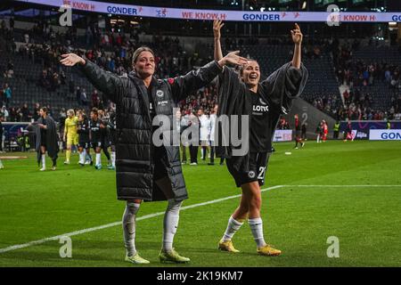 Francoforte, Germania. 16th Set, 2022. Francoforte, Germania, settembre 16th 2022: Verena Hanshaw (18 Francoforte) e Barbara Dunst (28 Francoforte) dopo l'incontro FLYERALARM Frauen-Bundesliga tra Eintracht Frankfurt e il Bayern Monaco al Deutsche Bank Park di Francoforte sul meno. (Norina Toenges/Sports Press Photo/SPP) Credit: SPP Sport Press Photo. /Alamy Live News Foto Stock