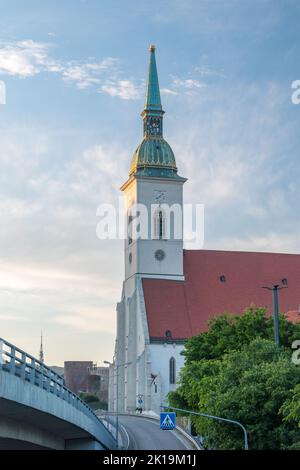 Bratislava, Slovacchia - 31 maggio 2022: Vista al tramonto sulla Cattedrale di San Martino (slovacco: Katedrala svateho Martina). Foto Stock