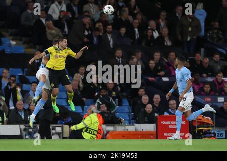 Raphael Guerreiro di Borussia Dortmund contesta un titolo con John Stones di Manchester City durante la partita UEFA Champions League Group G tra Manchester City e Borussia Dortmund, presso l'Etihad Stadium di Manchester, mercoledì 14th settembre 2022. (Credit: Marco Fletcher | NOTIZIE MI) Credit: NOTIZIE MI & Sport /Alamy Live News Foto Stock