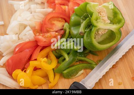 Preparazione di alimenti nella cucina domestica e tiro all'occasione. Foto Stock