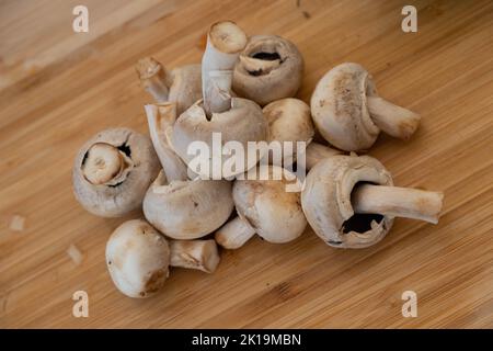 Preparazione di alimenti nella cucina domestica e tiro all'occasione. Foto Stock