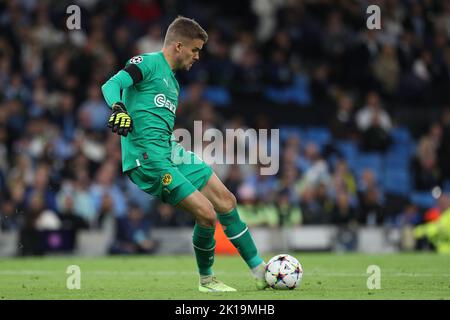 Alexander Meyer di Borussia Dortmund durante la partita della UEFA Champions League Group G tra Manchester City e Borussia Dortmund, presso l'Etihad Stadium di Manchester, mercoledì 14th settembre 2022. (Credit: Marco Fletcher | NOTIZIE MI) Credit: NOTIZIE MI & Sport /Alamy Live News Foto Stock