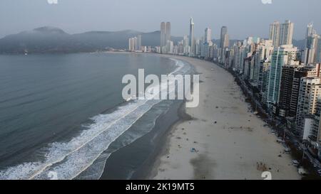 Vista dall'alto del paesaggio urbano con grattacieli a Central Beach (Balneario Camboriu) con spiaggia molto lunga e sabbiosa con acque calme Foto Stock