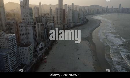 Vista dall'alto del paesaggio urbano con grattacieli a Central Beach (Balneario Camboriu) con spiaggia molto lunga e sabbiosa con acque calme Foto Stock