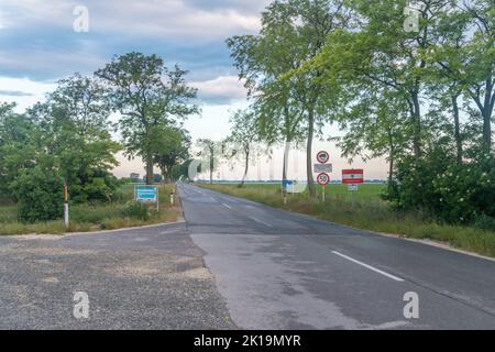 Deutsch Jahrndorf, Austria - 1 giugno 2022: Strada d'ingresso per l'Austria al confine ungherese-Austria. Foto Stock