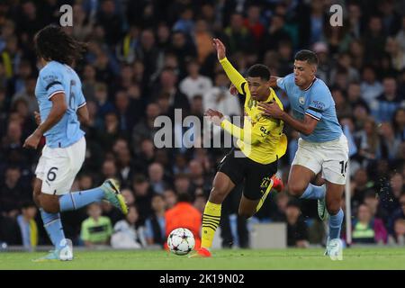 Rodri di Manchester City batte per il possesso con Jude Bellingham di Borussia Dormund durante la partita di UEFA Champions League Group G tra Manchester City e Borussia Dortmund presso lo Stadio Etihad di Manchester mercoledì 14th settembre 2022. (Credit: Marco Fletcher | NOTIZIE MI) Credit: NOTIZIE MI & Sport /Alamy Live News Foto Stock