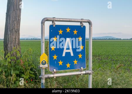 Deutsch Jahrndorf, Austria - 1 giugno 2022: Segnale di frontiera per l'Austria nell'area Schengen. Foto Stock