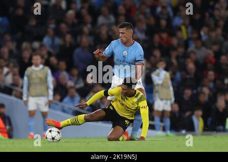 Rodri di Manchester City batte per il possesso con Jude Bellingham di Borussia Dormund durante la partita di UEFA Champions League Group G tra Manchester City e Borussia Dortmund presso lo Stadio Etihad di Manchester mercoledì 14th settembre 2022. (Credit: Marco Fletcher | NOTIZIE MI) Credit: NOTIZIE MI & Sport /Alamy Live News Foto Stock