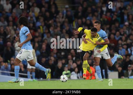 Rodri di Manchester City batte per il possesso con Jude Bellingham di Borussia Dormund durante la partita di UEFA Champions League Group G tra Manchester City e Borussia Dortmund presso lo Stadio Etihad di Manchester mercoledì 14th settembre 2022. (Credit: Marco Fletcher | NOTIZIE MI) Credit: NOTIZIE MI & Sport /Alamy Live News Foto Stock