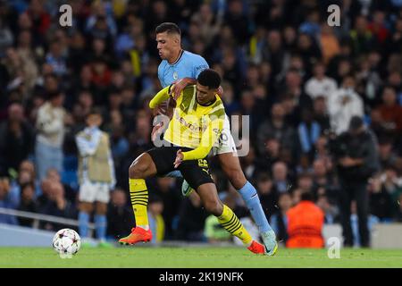 Rodri di Manchester City batte per il possesso con Jude Bellingham di Borussia Dormund durante la partita di UEFA Champions League Group G tra Manchester City e Borussia Dortmund presso lo Stadio Etihad di Manchester mercoledì 14th settembre 2022. (Credit: Marco Fletcher | NOTIZIE MI) Credit: NOTIZIE MI & Sport /Alamy Live News Foto Stock