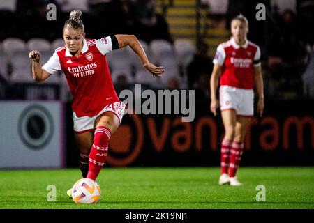 Londra, Regno Unito. 16th Set, 2022. Laura Wienroither (26 Arsenal) in azione durante il gioco di Barclays fa Womens Super League tra Arsenal e Brighton a Meadow Park a Londra, Inghilterra. (Liam Asman/SPP) Credit: SPP Sport Press Photo. /Alamy Live News Foto Stock