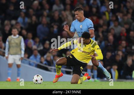 Rodri di Manchester City batte per il possesso con Jude Bellingham di Borussia Dormund durante la partita di UEFA Champions League Group G tra Manchester City e Borussia Dortmund presso lo Stadio Etihad di Manchester mercoledì 14th settembre 2022. (Credit: Marco Fletcher | NOTIZIE MI) Credit: NOTIZIE MI & Sport /Alamy Live News Foto Stock