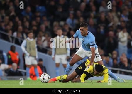 Rodri di Manchester City batte per il possesso con Jude Bellingham di Borussia Dormund durante la partita di UEFA Champions League Group G tra Manchester City e Borussia Dortmund presso lo Stadio Etihad di Manchester mercoledì 14th settembre 2022. (Credit: Marco Fletcher | NOTIZIE MI) Credit: NOTIZIE MI & Sport /Alamy Live News Foto Stock