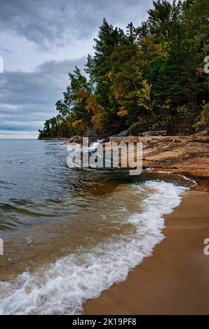 I primi spettacoli di colori nella foresta abbarano le cascate di Miners Beach sulla riva del lago superiore, Rocks National Lakeshore, Alger County, Michigan Foto Stock